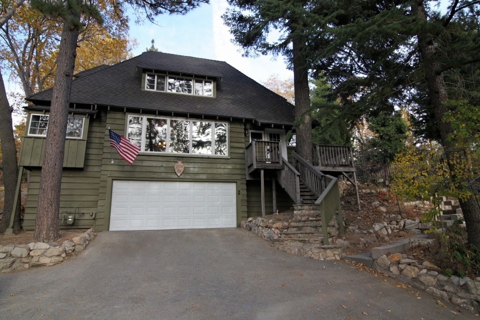 front view of cabin in fall - great driveway space