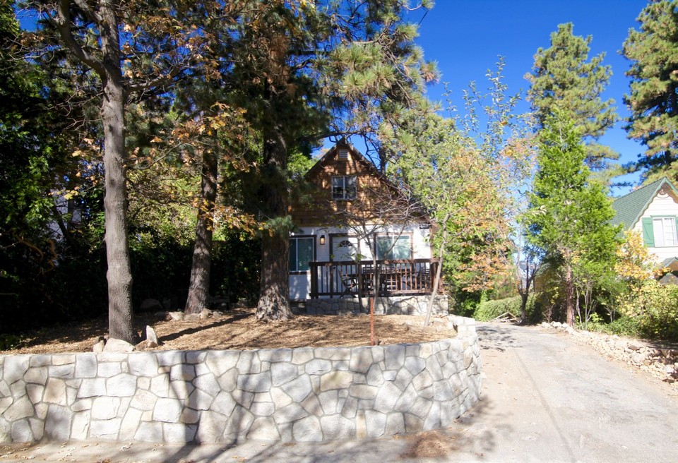 street view - long driveway with plenty of parking